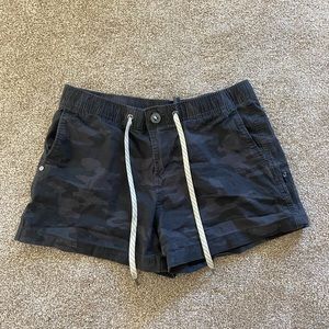Women’s Vuori Ripstop Shorts (size medium in black camo)